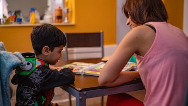 Además de aprender con el material de siempre, podemos implementar la utilización de música y juegos para fijar conocimientos.