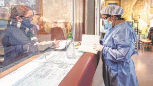 Pico de casos y hoteles al límite: ¿A dónde van los pacientes leves en Roca?