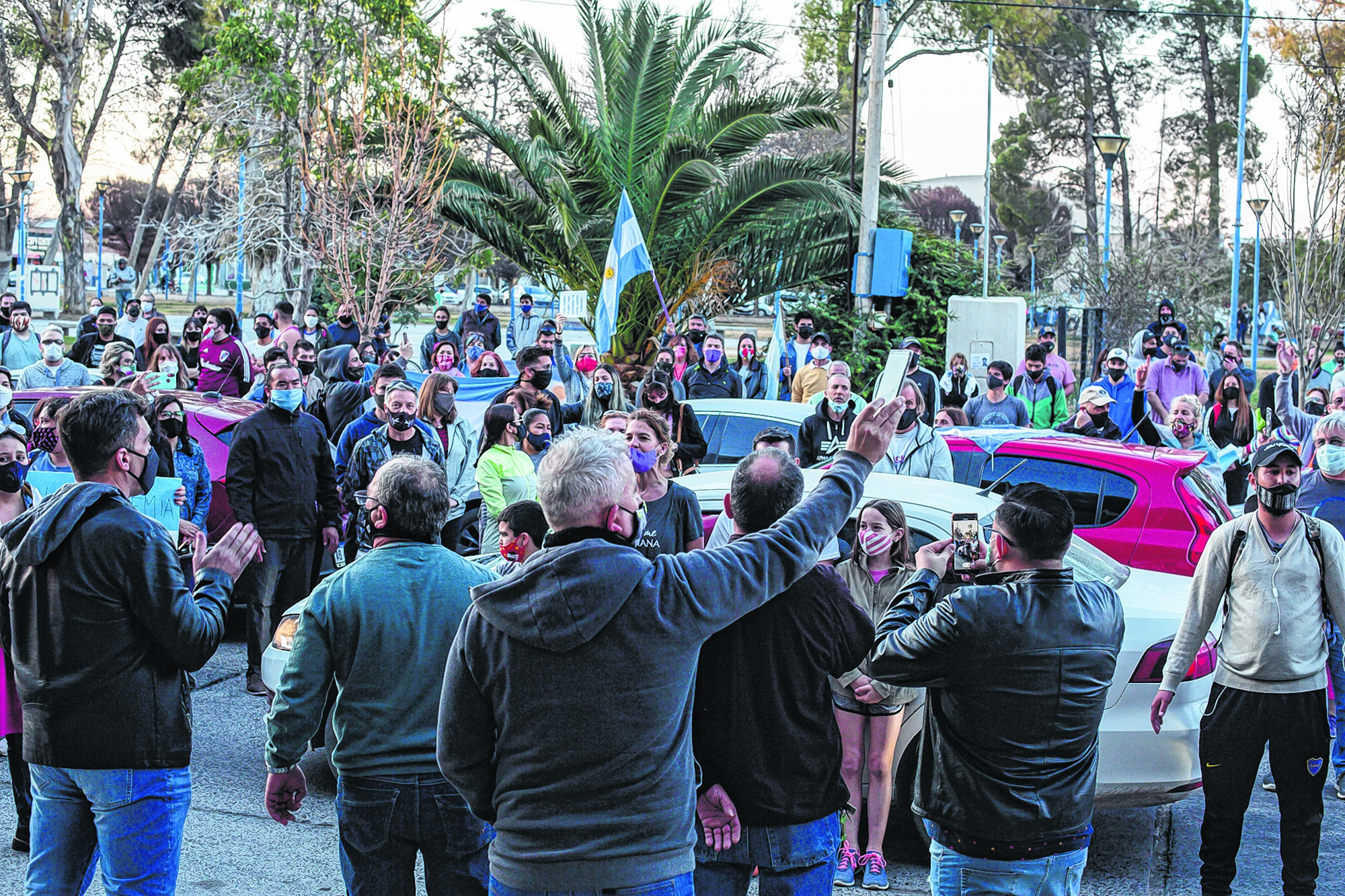 Un importante número de vecinos protestó ayer por la tarde frente a la Municipalidad de Roca, para ratificar el rechazo al regreso a la Fase 1 de aislamiento en la ciudad. (Foto: Juan Thomes)