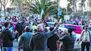 Un importante número de vecinos protestó ayer por la tarde frente a la Municipalidad de Roca, para ratificar el rechazo al regreso a la Fase 1 de aislamiento en la ciudad. (Foto: Juan Thomes)