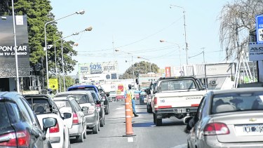 Desde el destacamento de la policía neuquina solo se exige el permiso nacional de circulación para poder ingresar. (Florencia Salto).-