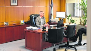 Gutiérrez pateó para septiembre el canje de la deuda en dólares