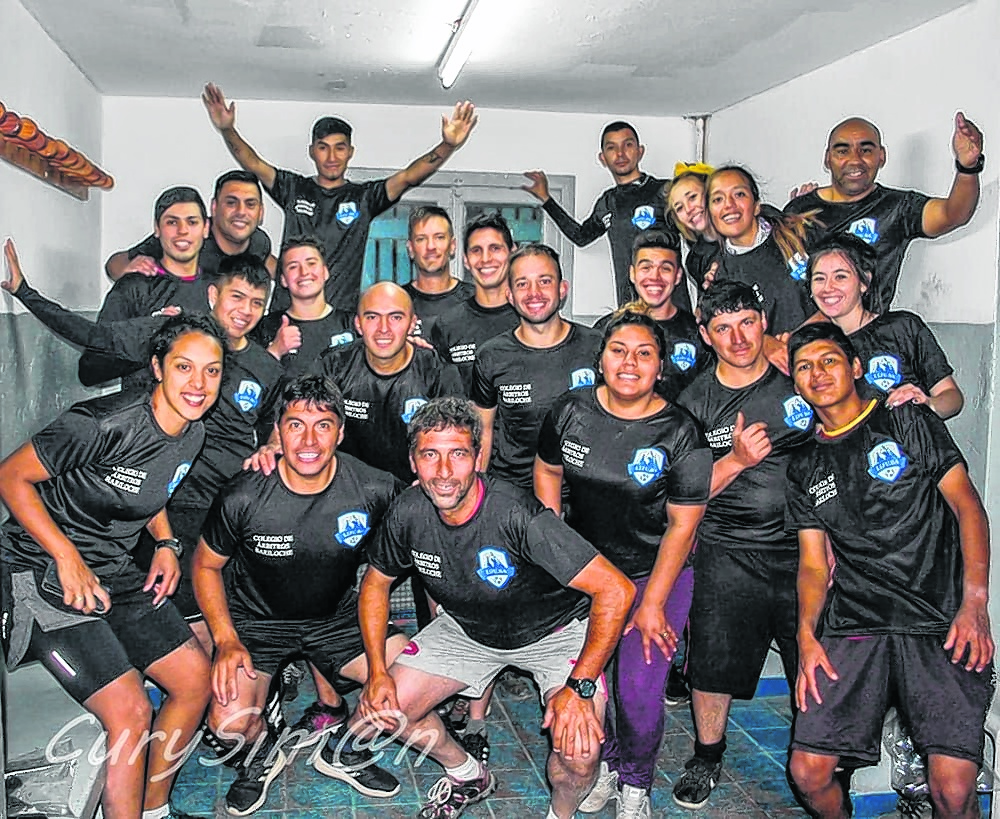 : En estos difíciles meses de cuarentena obligatoria, el grupo de árbitros de Bariloche se unió para ayudarse mutuamente. Foto: gentileza