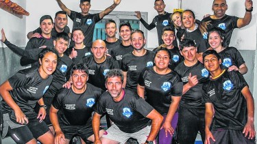 : En estos difíciles meses de cuarentena obligatoria, el grupo de árbitros de Bariloche se unió para ayudarse mutuamente. Foto: gentileza