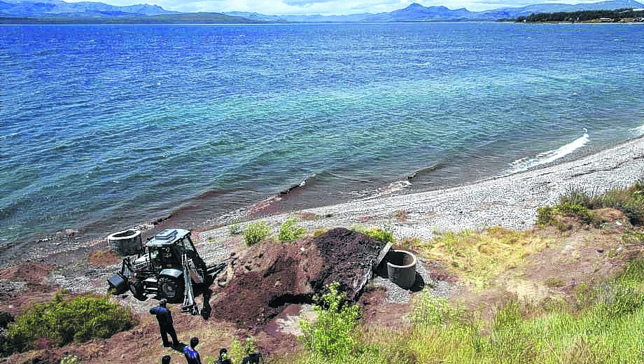 Se mantiene la zona de exclusión en el lago Nahuel uapi hasta que se termine el colector costanero.  Foto: archivo