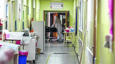 La imagen de ayer en el hospital López Lima, donde la ocupación de Terapia sigue siendo total. (Foto: Juan Thomes)