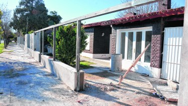 Las viviendas oficiales de calle San Luis actualmente en refacciones, una de ellas se destinará a la gobernadora Carreras. Foto: Marcelo Ochoa.