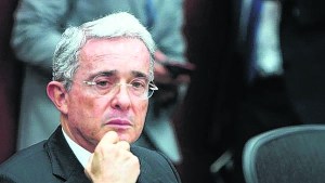 Álvaro Uribe, entre el tribunal y la hacienda