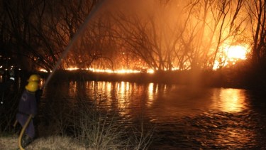 Ayer alrededor de las 19 se desató un gran incendio en el Balneario Municipal de Centenario, por quema de pastizales. (Foto: Centenario Digital).