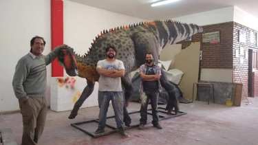 Los paleoartistas Jorge Gonzáles, Andrés Rojas y Diego Berletta, exhiben una de las esculturas. (Foto: Gentileza)