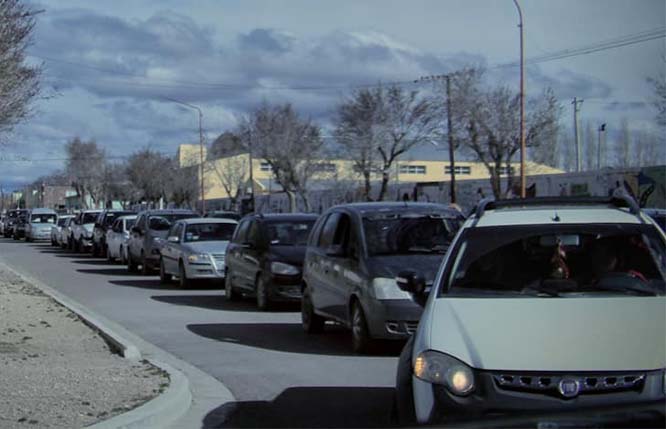 Una nutrida caravana de vehículos recorrió la ciudad haciendo sonar sus bocinas. (Foto: gentileza Vicente Pérez)