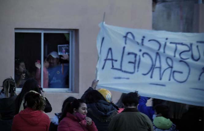 Vecinos llegaron hasta la vivienda de la familia Huenchumán para brindarle su apoyo y solidaridad. (Foto: Vicente Pérez)