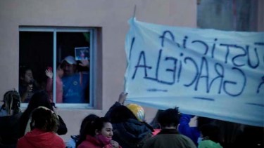 Vecinos llegaron hasta la vivienda de la familia Huenchumán para brindarle su apoyo y solidaridad. (Foto: Vicente Pérez)