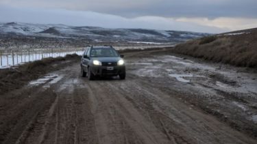 En el tramo Jacobacci-Comallo la traza presenta sectores con abundante barro. (foto: José Mellado)