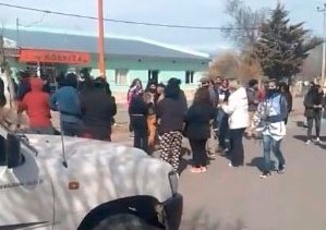 Vecinos se manifestaron esta tarde frente al hospital de Los Menucos. (Foto: gentileza).