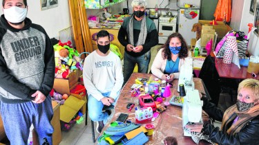 En el barrio 1016 Viviendas, vecinos se organizaron y juntan y reparan juguetes para el Día del Niño. (Foto: Marcelo Ochoa)