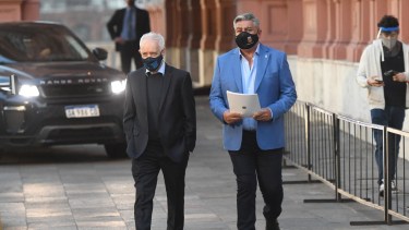 Chiqui Tapia y Víctor Blanco, al momento de salir ayer de la Casa Rosada con buenas noticias para el fútbol argentino.