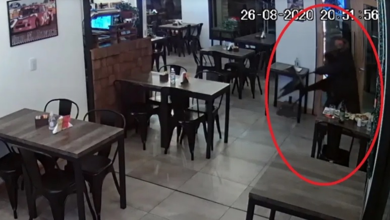 Un hombre fue a cenar a un restaurante en San Martín de los Andes, no quiso pagar y arrojó una silla contra el vidrio. (Foto: Gentileza Realidad Sanmartinense).