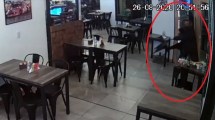Imagen de Tiró una silla contra el vidrio de un restaurante de San Martín para no pagar