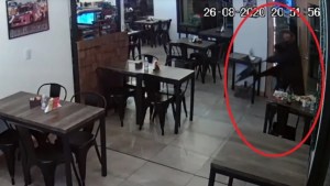 Tiró una silla contra el vidrio de un restaurante de San Martín para no pagar