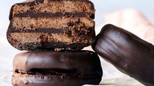 Alto alfajor de chocolate, triple o doble, vos elegís