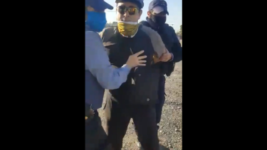 El momento donde se llevaban detenido a Leonardo, segundos después de querer arrebatarle el celular a Marcela que filmaba. (Foto: Captura de video)