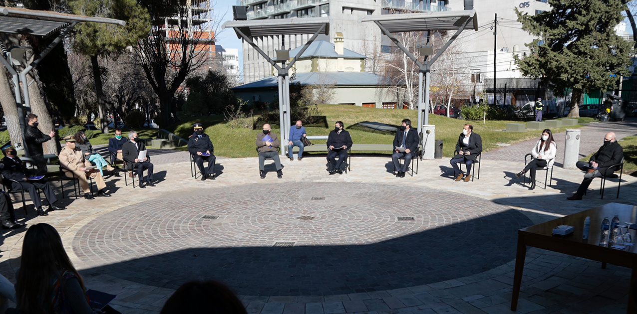 La reunión en el patio de Casa de Gobierno. Foto: Prensa de Gobierno
