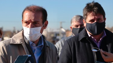 El gobernador y el intendente de Neuquén en una recorrida por las tierras de la ex U9 donde se contruirá un megaparque. (Foto: Gentileza)