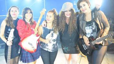 A paso firme: Juanas Trucks  y el largo camino hacia la cima del rock