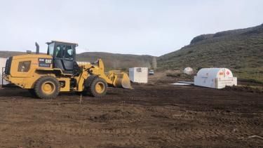 Las máquinas comenzaron a realizar los primeros movimientos de suelo para la obra de la microcentral Nahueve. (foto: gentileza) 