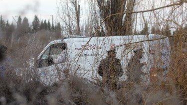 El cuerpo fue hallado ayer en un canal de riego de Centenario. Foto Oscar Livera.