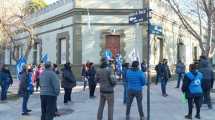 Imagen de Estatales de UPCN Neuquén protestan en Casa de Gobierno