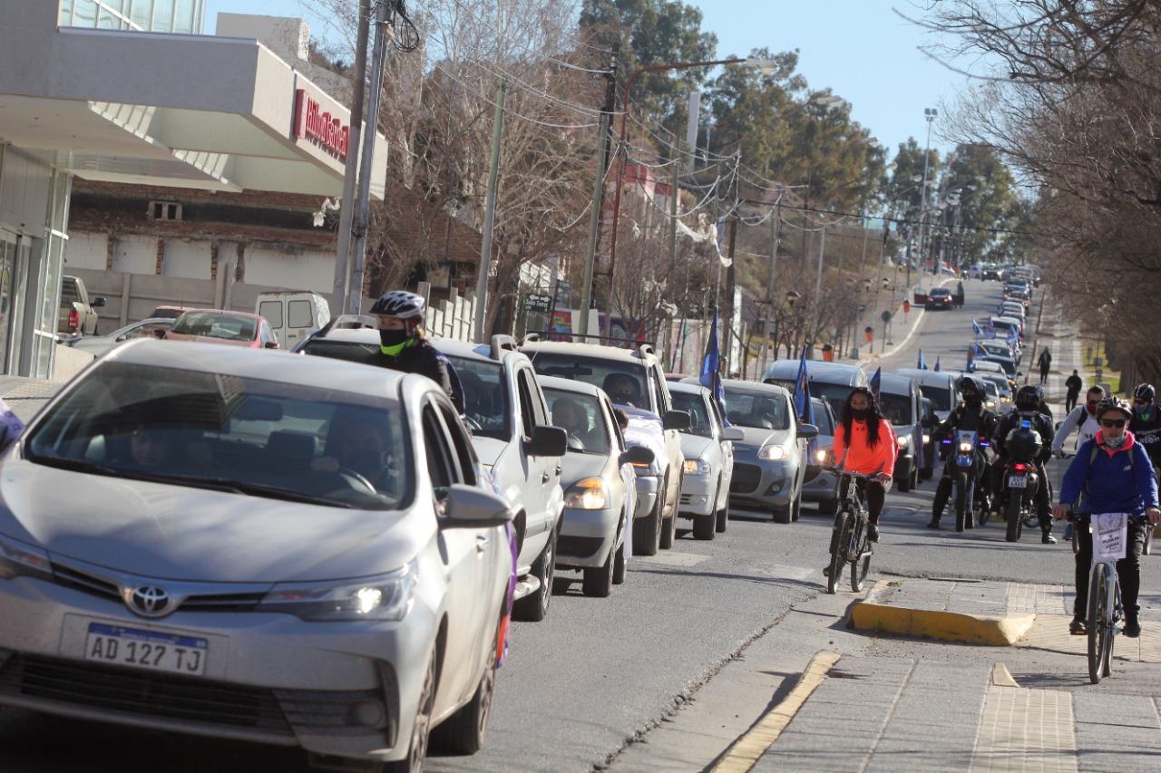 Una larga fila de vehículos copó el tránsito sobre la Avenida Argentina. Foto: Oscar Livera.