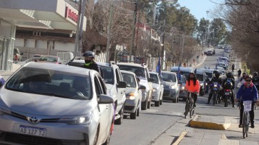 Una larga fila de vehículos copó el tránsito sobre la Avenida Argentina. Foto: Oscar Livera.