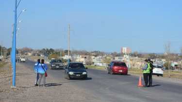 Profesores de la Dirección de Deportes y policías ayer por la tarde en la calle Rosario de Santa Fe, cerca de la rotonda del aeropuerto.