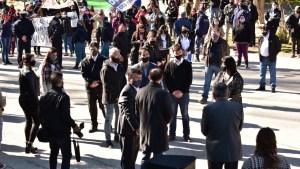 Gutiérrez rodeado de manifestantes en el acto por el aniversario de Chos Malal