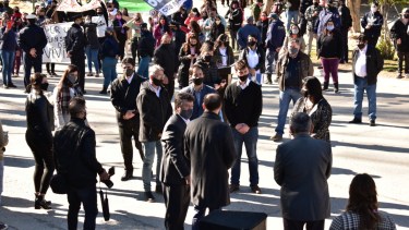 Ayer, durante el acto por el 133° aniversario de Chos Malal, los manifestantes rodearon a los funcionarios. Foto: Gentileza/La Arriera Digita.-
