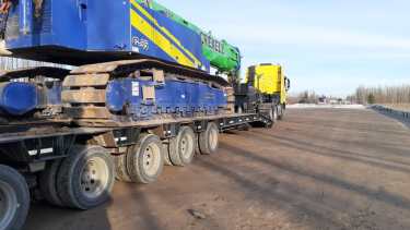 Con grúas especiales se colocarán 10 vigas en el paso elevado de la 22 entre Cervantes y Mainqué. (Foto Néstor Salas)