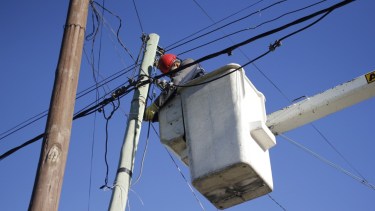 CALF desconectará a los "colgados" de la luz en la toma 7 de mayo