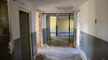 El sector intramuros de la vieja cárcel federal fue desguazado tras el retiro del Servicio Penitenciario Federal.  (foto Yamil Regules)