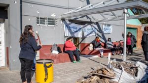 Trabajadores de Sanidad reclamaron nuevamente por sus salarios, en Roca