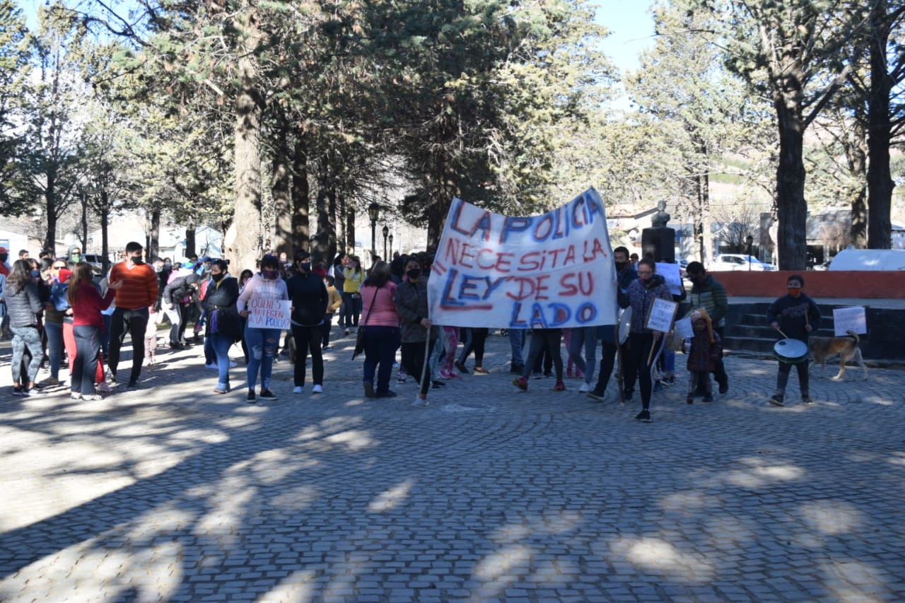 El inicio de la marcha en la que se pidió por la liberación del policía detenido. (Foto: Gentileza)