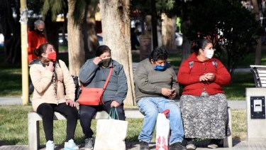 Los usos correctos e incorrectos del barbijo en la calle. Foto: Florencia Salto