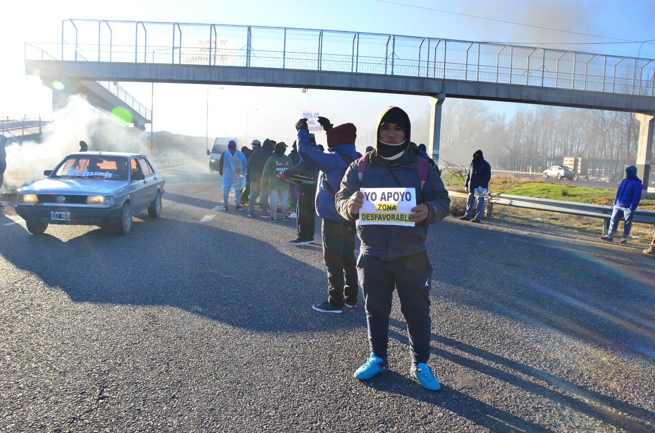 La protesta con corte de ruta por parte de los rurales se mantuvo hasta las 17 en Regina. (Foto Néstor Salas)