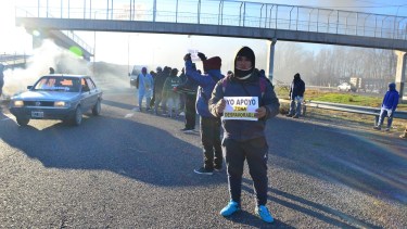La protesta con corte de ruta por parte de los rurales se mantuvo hasta las 17 en Regina. (Foto Néstor Salas)