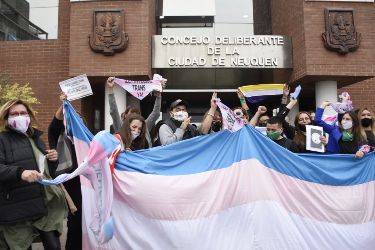 Activistas tras y travestis participaron de la sesión y festejaron en la puerta una vez sancionada. Foto Florencia Salto.