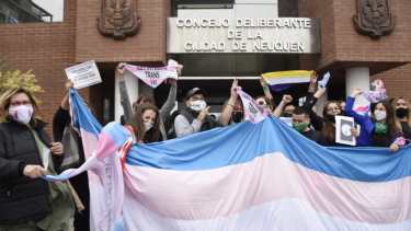 Activistas tras y travestis participaron de la sesión y festejaron en la puerta una vez sancionada. Foto Florencia Salto.