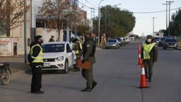 Agentes de tránsito y gendarmes, la postal que empezó a verse ayer en las calles roquenses.