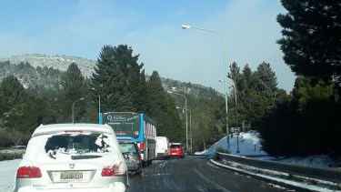 La fila de autos en la Cuesta de los Andes, Ruta 40. Foto gentileza FM de la montaña.