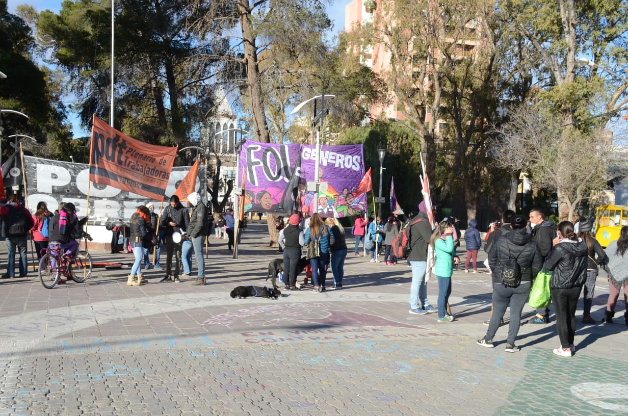 La Multisectorial convocó a un cartelazo en el monumento para exigir la destitución del fiscal Terán. (Yamil Regules).-